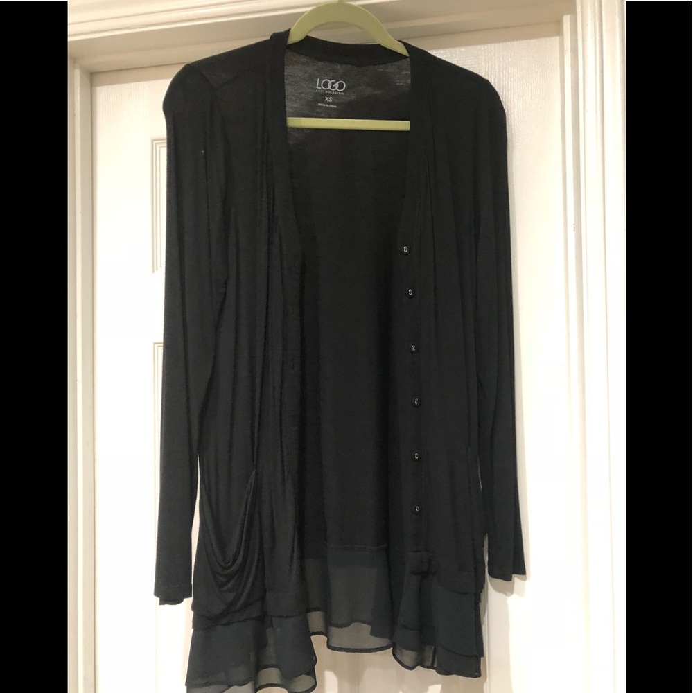 Beautiful V neck button down cardi w/ ruffle!!❤️☺️